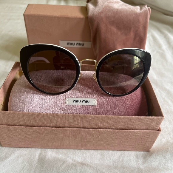 Chic Miu Miu sunglasses. - Picture 1 of 6